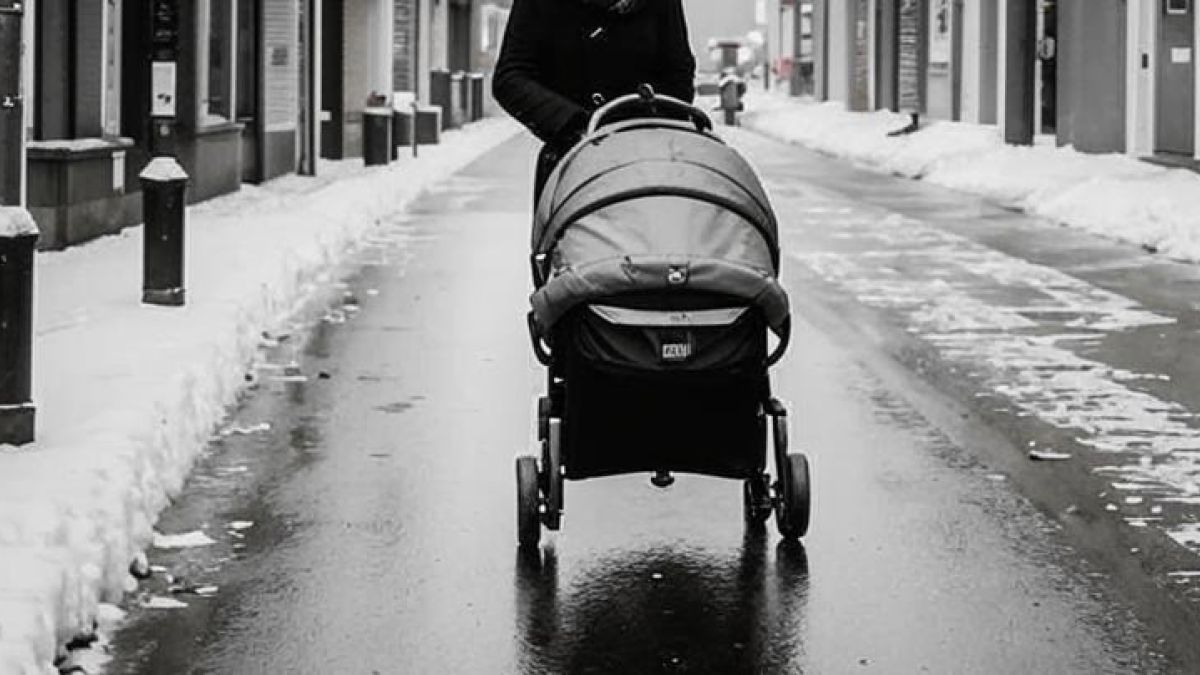 Детская коляска. Женщина