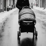 Женщина возила в коляске по городу мертвую двухгодовалую дочь