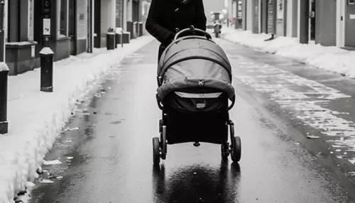 Женщина возила в коляске по городу мертвую двухгодовалую дочь