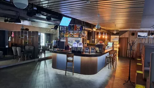 Кафе с панорамным видом на парк выставили на продажу в центре Бийска. Фото