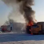 В Бийске на парковке сгорела фура. Видео пожара