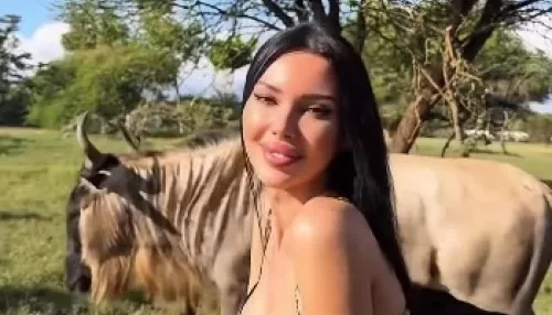 Оксана Самойлова устроила дерзкую фотосессию в Африке