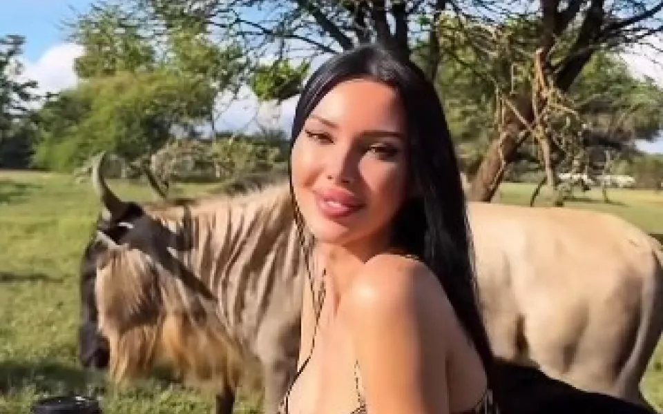 Оксана Самойлова устроила дерзкую фотосессию в Африке