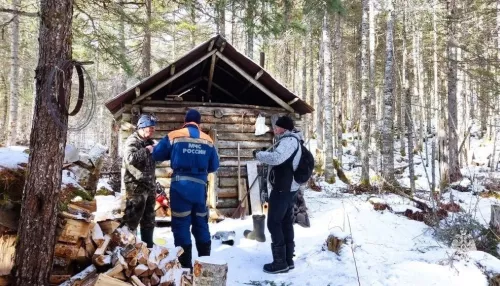 Спасатели нашли человеческие останки и следы зверя рядом с зимовьем
