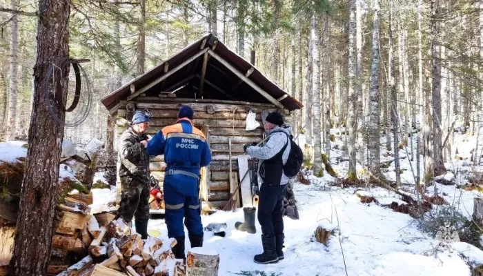 Спасатели нашли человеческие останки и следы зверя рядом с зимовьем