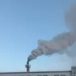 Жители Бийска жалуются на закоптившую весь двор трубу