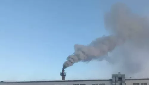 Жители Бийска жалуются на закоптившую весь двор трубу