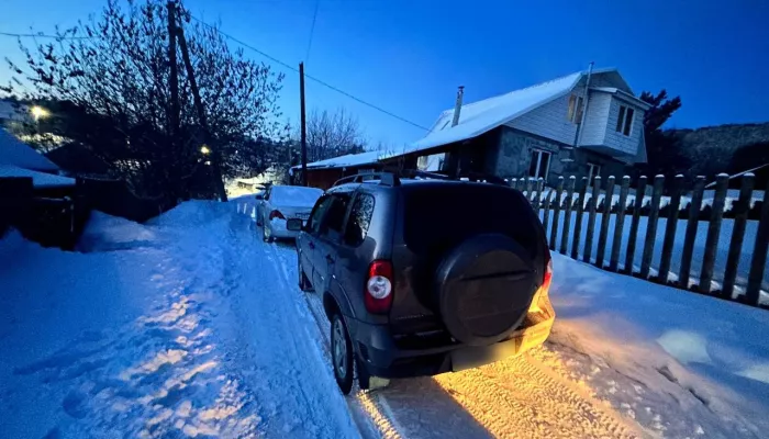 В Горно-Алтайске пьяный подросток заснул за рулем угнанного внедорожника