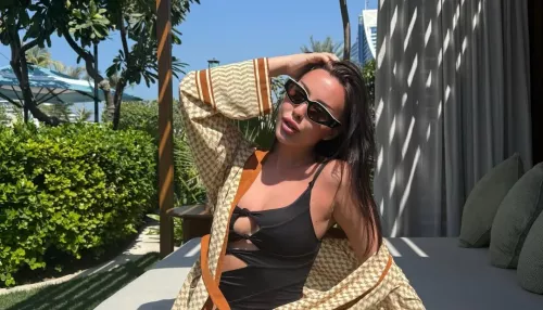 Внучка Александра Маслякова показала откровенные кадры с отдыха в Дубае