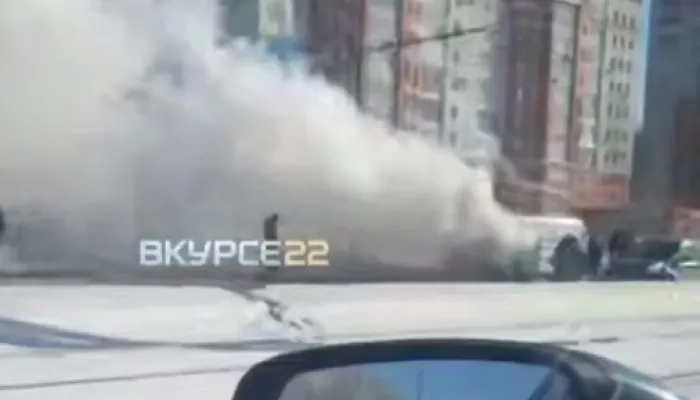 Газель социального такси загорелась на улице Малахова в Барнауле