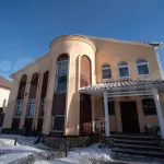 Коттедж площадью 480 квадратов продают в Барнауле почти за 40 млн рублей. Фото
