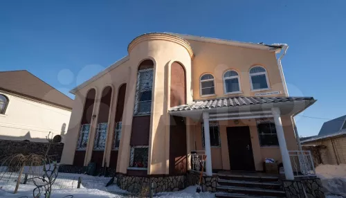 Коттедж площадью 480 квадратов продают в Барнауле почти за 40 млн рублей. Фото