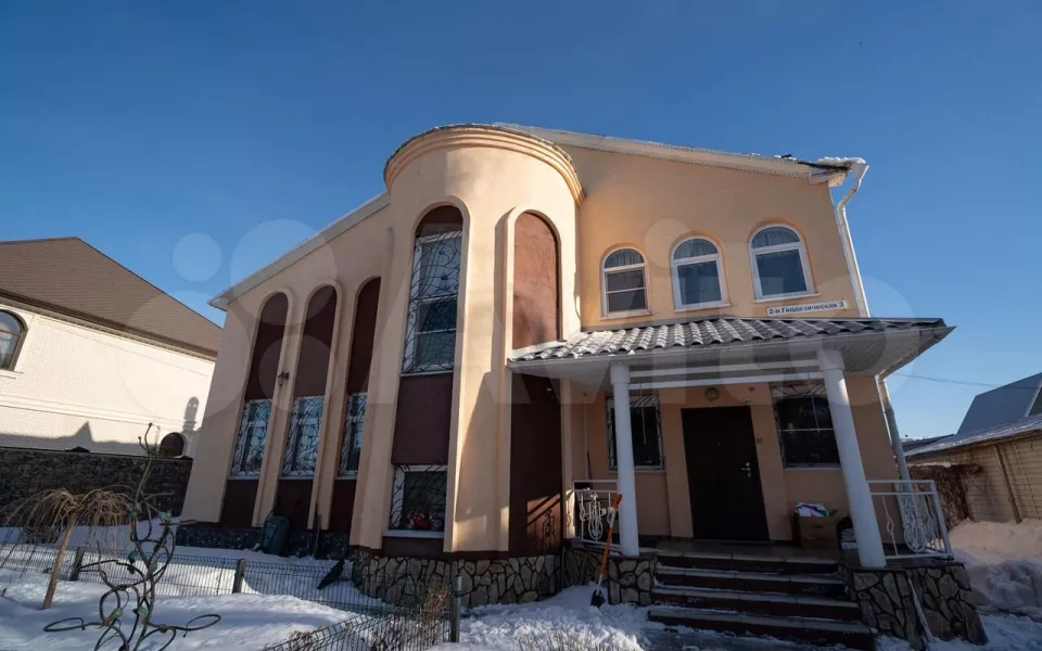 Коттедж площадью 480 квадратов продают в Барнауле почти за 40 млн рублей. Фото