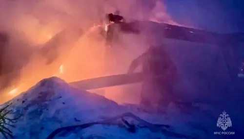 Крупный пожар произошел в доме в селе в Алтайском крае