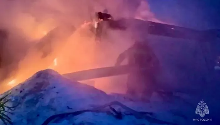 Крупный пожар произошел в доме в селе в Алтайском крае