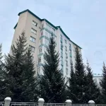 Дизайнерскую трешку с витражными окнами продают в Барнауле за 33,5 млн рублей