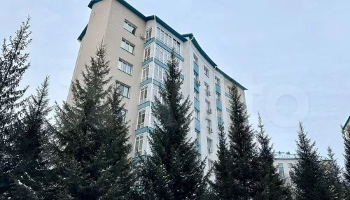 Дизайнерскую трешку с витражными окнами продают в Барнауле за 33,5 млн рублей