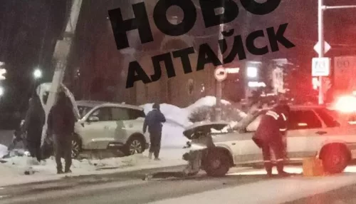 ВАЗ столкнулся с китайским кроссовером на перекрестке в Новоалтайске