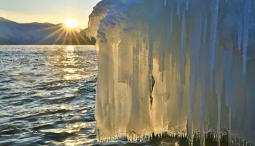 Удивительные ледяные композиции засняли на Телецком озере. Фото