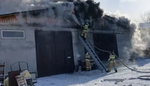 Пожар охватил гараж в Шебалинском районе Республики Алтай