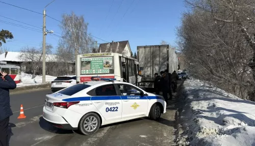 В аварии с автобусом и грузовиком в Барнауле пострадали 12 человек