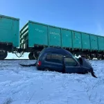 Поезд снес легковушку: молодая женщина погибла в ДТП на переезде в Алтайском крае