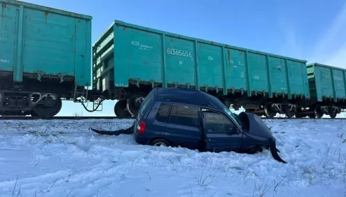 Поезд снес легковушку: молодая женщина погибла в ДТП на переезде в Алтайском крае