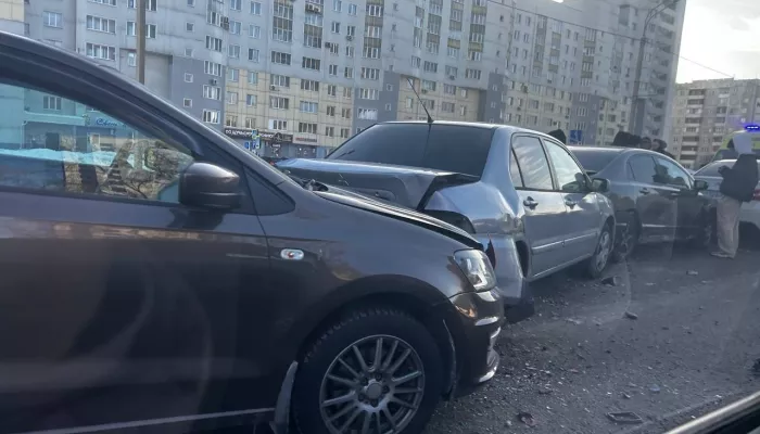Массовое ДТП парализовало Павловский тракт в Барнауле