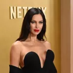 Ирина Шейк появилась на публике без бюстгальтера и взбудоражила Сеть. Горячие фото