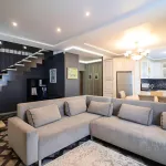 Двухуровневую четырешку с панорамными окнами продают за 21 млн в Барнауле. Фото