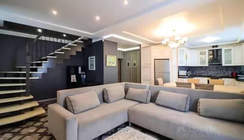 Двухуровневую четырешку с панорамными окнами продают за 21 млн в Барнауле. Фото