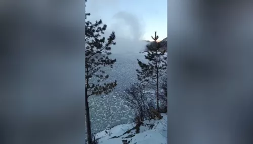 Телецкое озеро покрылось ледяными блинчиками. Видео