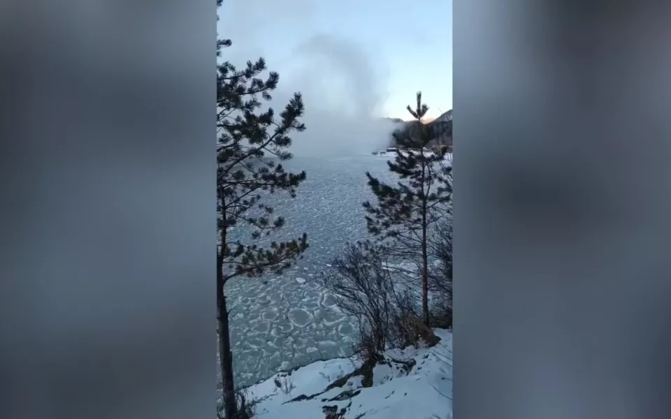 Телецкое озеро покрылось ледяными блинчиками. Видео