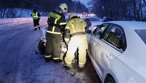 ДТП со школьным автобусом произошло в Барнауле: есть пострадавшие