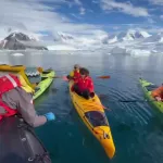 Полина Диброва прокатилась на каяках среди льдов Антарктиды. Впечатляющее видео