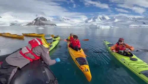Полина Диброва прокатилась на каяках среди льдов Антарктиды. Впечатляющее видео