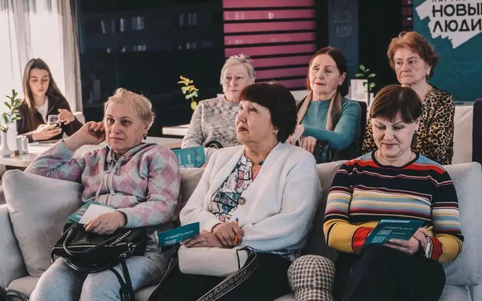 Новые люди провели обучающие встречи и дискотеку для старшего поколения