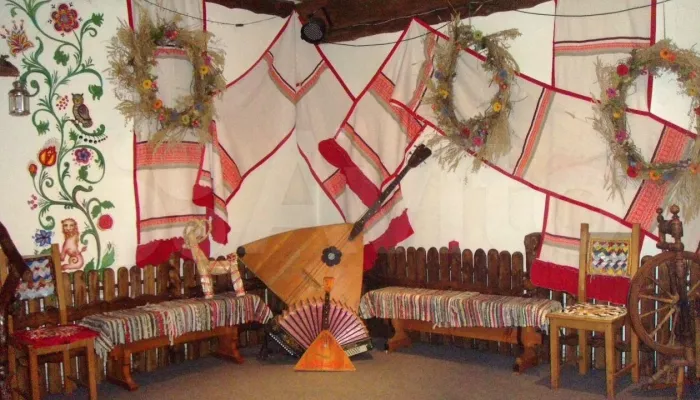 Дом с древнеславянским интерьером продают за 27,5 млн рублей в Республике Алтай. Фото