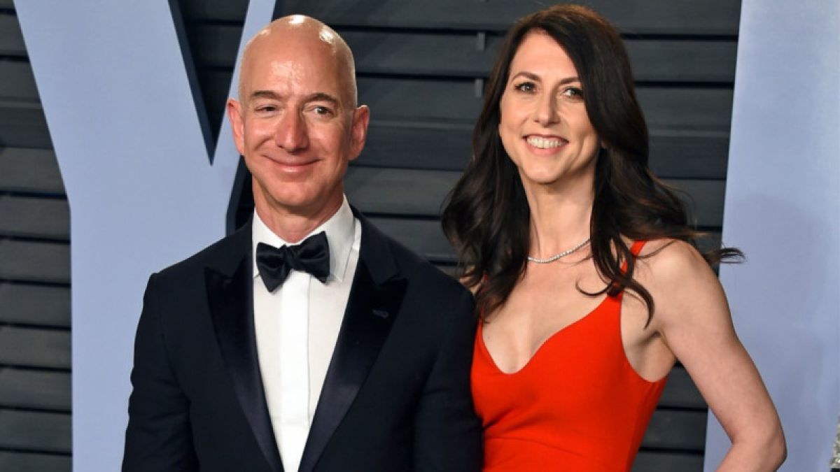 Глава Amazon официально развелся с женой, оставив ей долю в 4%