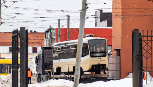 В Ярославле начали погрузку трамваев, проданных Бийску. Фото