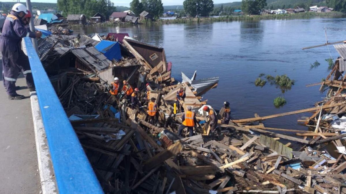 СМИ: вода за сутки ушла из полутора тысяч домов в подтопленном Тулуне