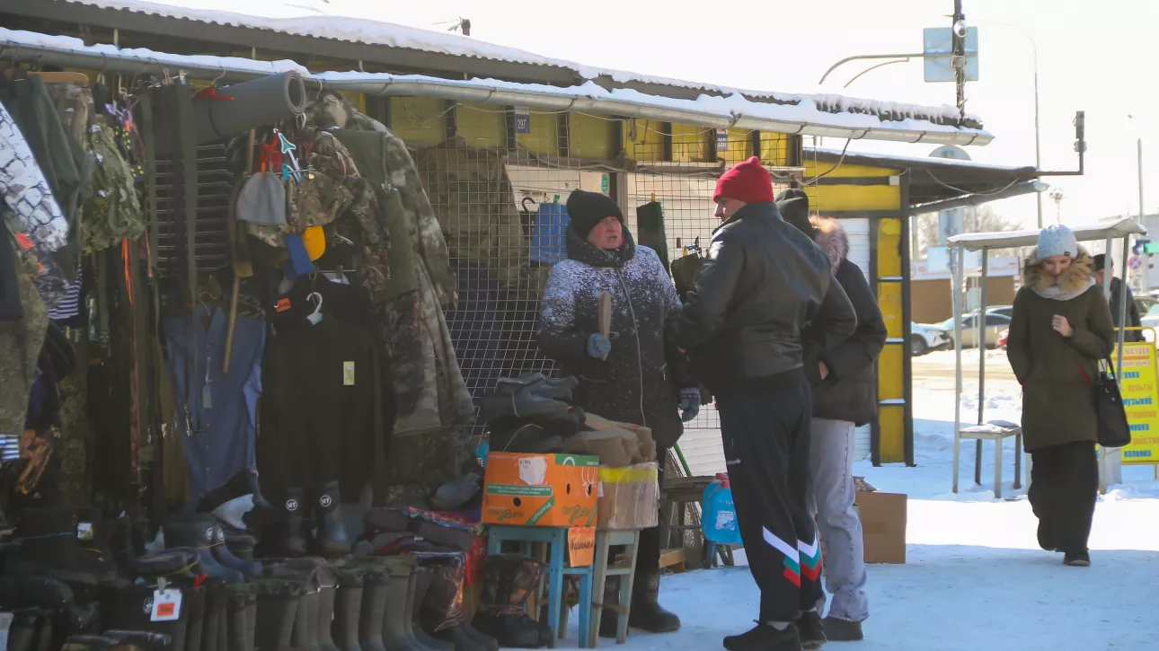 Торг под открытым небом: чем живет и как выживает базар в центре Барнаула. Фото
