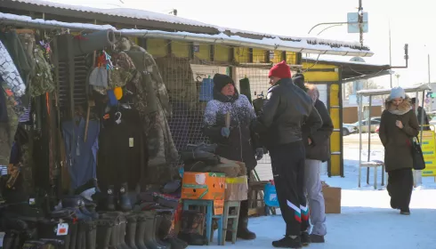 Торг под открытым небом: чем живет и как выживает базар в центре Барнаула. Фото