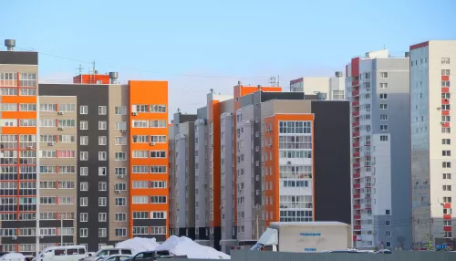 Царство полей и новостроек: как кварталы разноцветных высоток двигают границы Барнаула