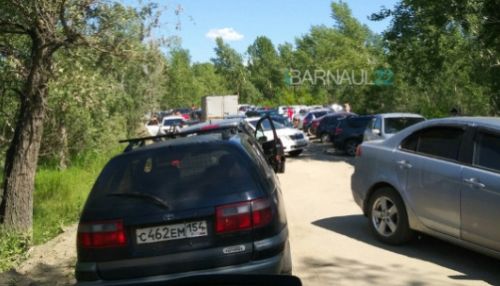 Соцсети: пробка из отдыхающих образовалась на дороге к пляжу Барнаула
