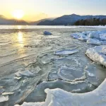 Ледяную мозаику запечатлели на Телецком озере в начале весны. Фото