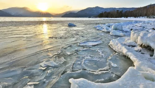 Ледяную мозаику запечатлели на Телецком озере в начале весны. Фото