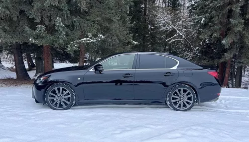 Хищный бизнес-седан продают за 2,6 млн рублей в Республике Алтай. Фото автомобиля