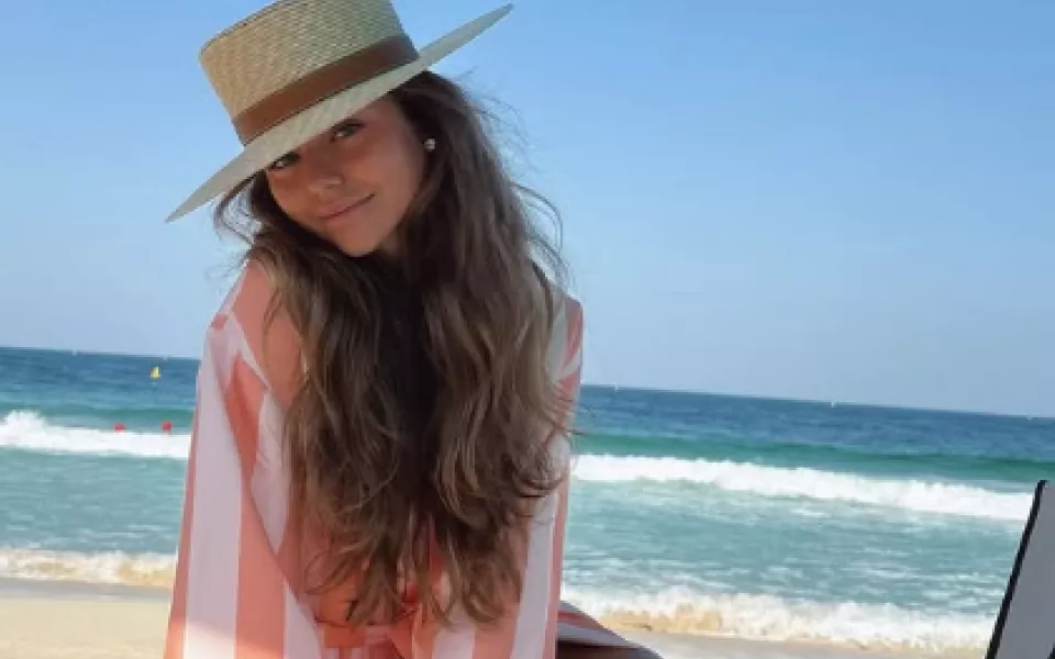 Дочь Дмитрия Маликова похвасталась накачанным прессом в откровенном бикини