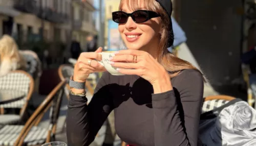 Полина Диброва снялась в мини-платье с глубоким декольте и призвала держать мужчин